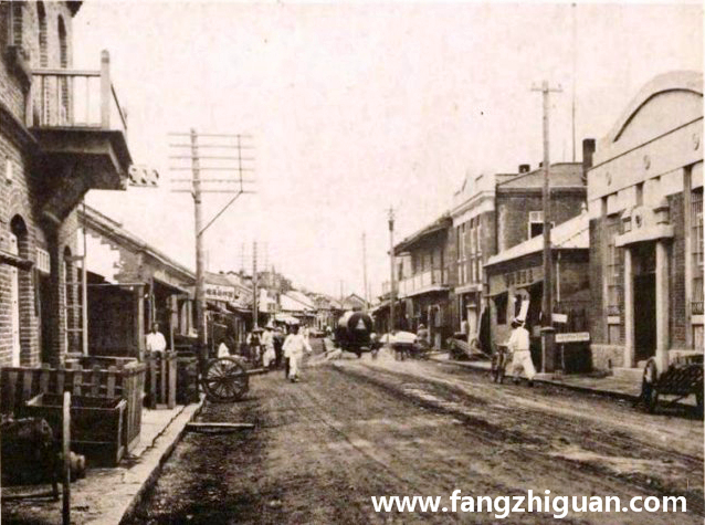 日伪时期的龙井本町通，图中右侧第三栋的二层建筑即为茂利洋行