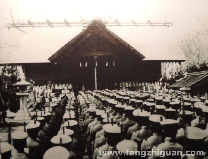 1934年4月27日，日伪在新京神社举办了所谓悼念“满洲事变”和“上海事变”而死去的日本官兵的“招魂祭”。