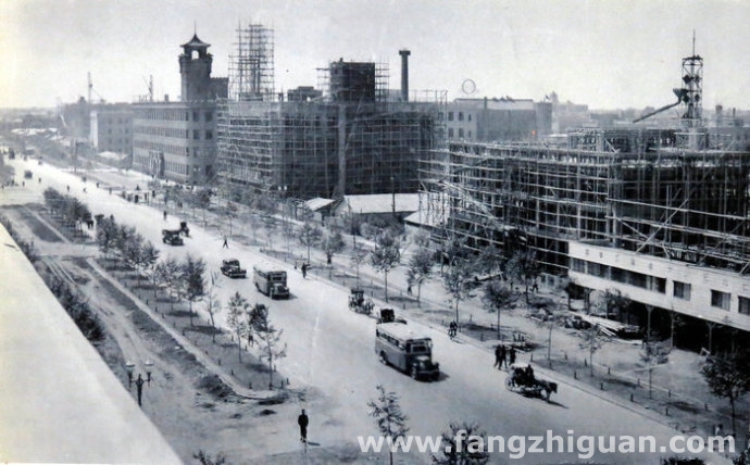 伪满时期的新京大同大街（今人民大街），图中右侧第三栋正在建设的建筑即为日本毛织大厦。