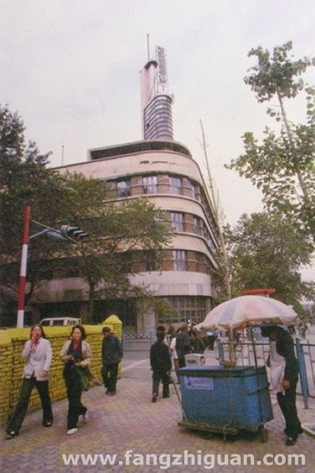 1985年，新京日本毛织大厦旧址。